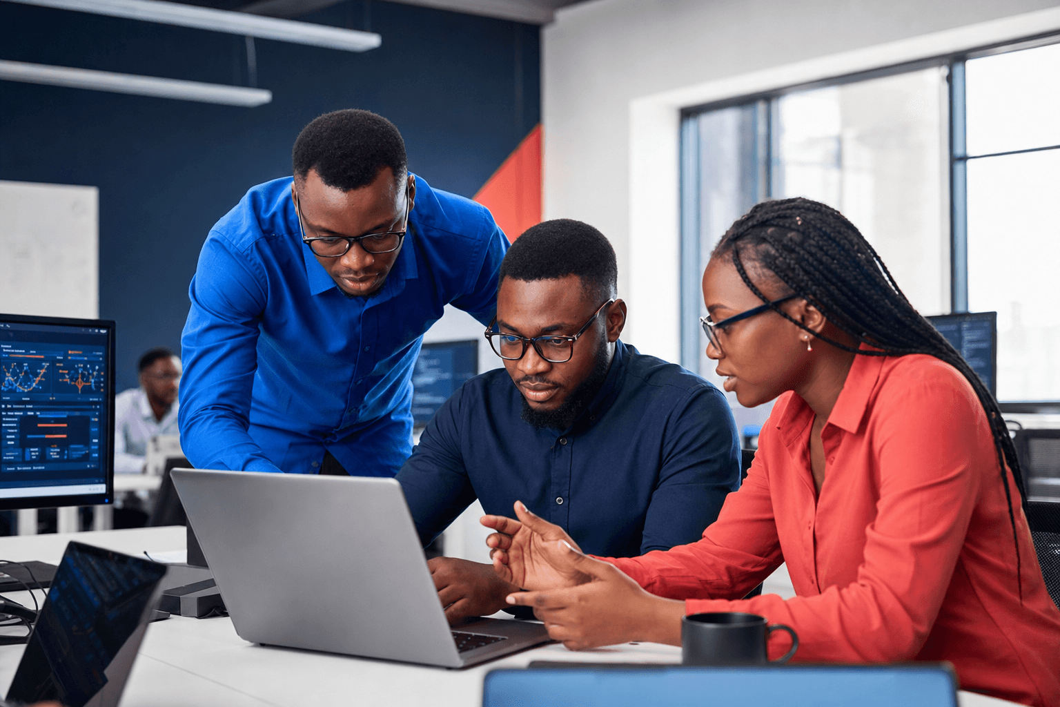 Équipe TKJ Technology travaillant sur une solution numérique